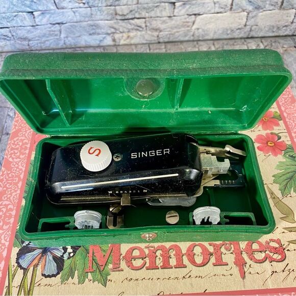 Singer Sewing Machine Vintage Button Holer Original Box Instructions Model 99 - Picture 4 of 13